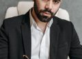 dueno de negocio hispano firmando la revocacion de un poder notarial ante el IRS