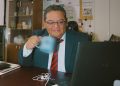 dueno de negocio hispano evaluando si contratar un PEO en su oficina
