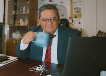 dueno de negocio hispano evaluando si contratar un PEO en su oficina