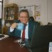 dueno de negocio hispano evaluando si contratar un PEO en su oficina