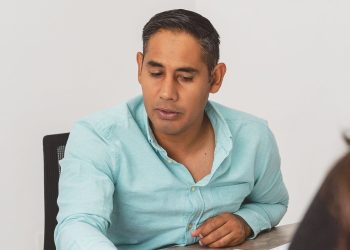 dueno de negocio hispano revisando documentos de la Publicacion 784 del IRS