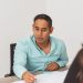 dueno de negocio hispano revisando documentos de la Publicacion 784 del IRS