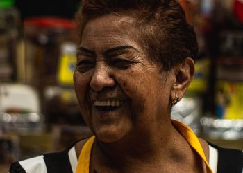 dueña de negocio hispana revisando el estado de cuenta y los cobros de su tienda
