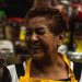 dueña de negocio hispana revisando el estado de cuenta y los cobros de su tienda