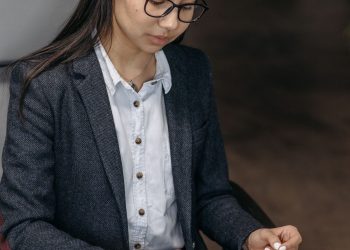 mujer latina calculando el pago de impuestos antes de presentar el Formulario 7004