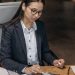 mujer latina calculando el pago de impuestos antes de presentar el Formulario 7004