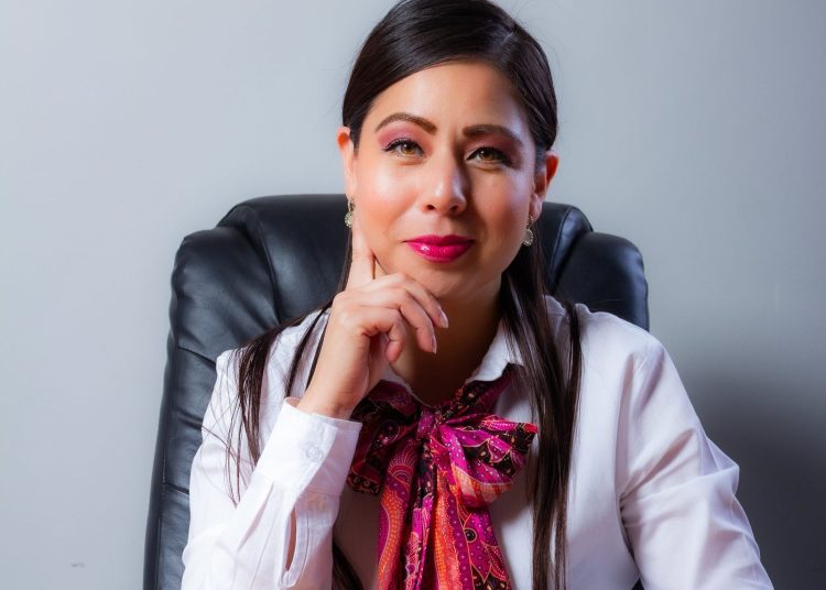 Mujer de negocios hispana revisando el formulario W-8BEN en su oficina