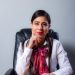 Mujer de negocios hispana revisando el formulario W-8BEN en su oficina